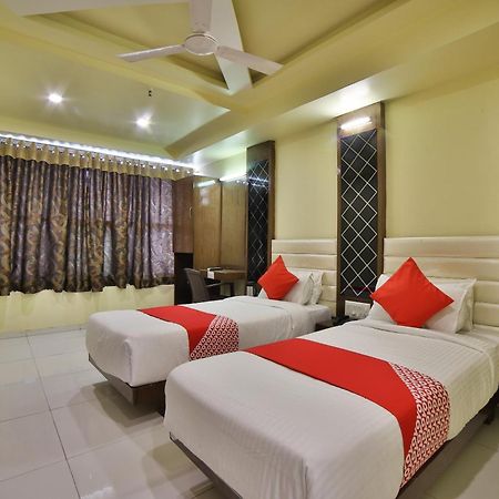 Capital O Kalash Residency Ahmedabad Esterno foto