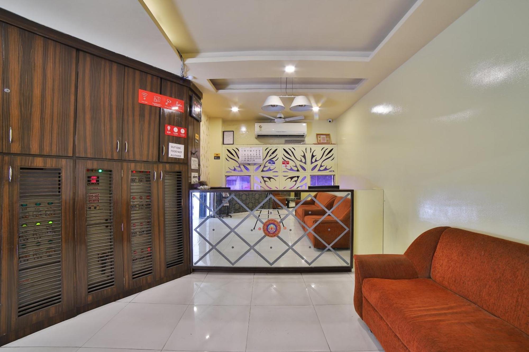 Capital O Kalash Residency Ahmedabad Esterno foto