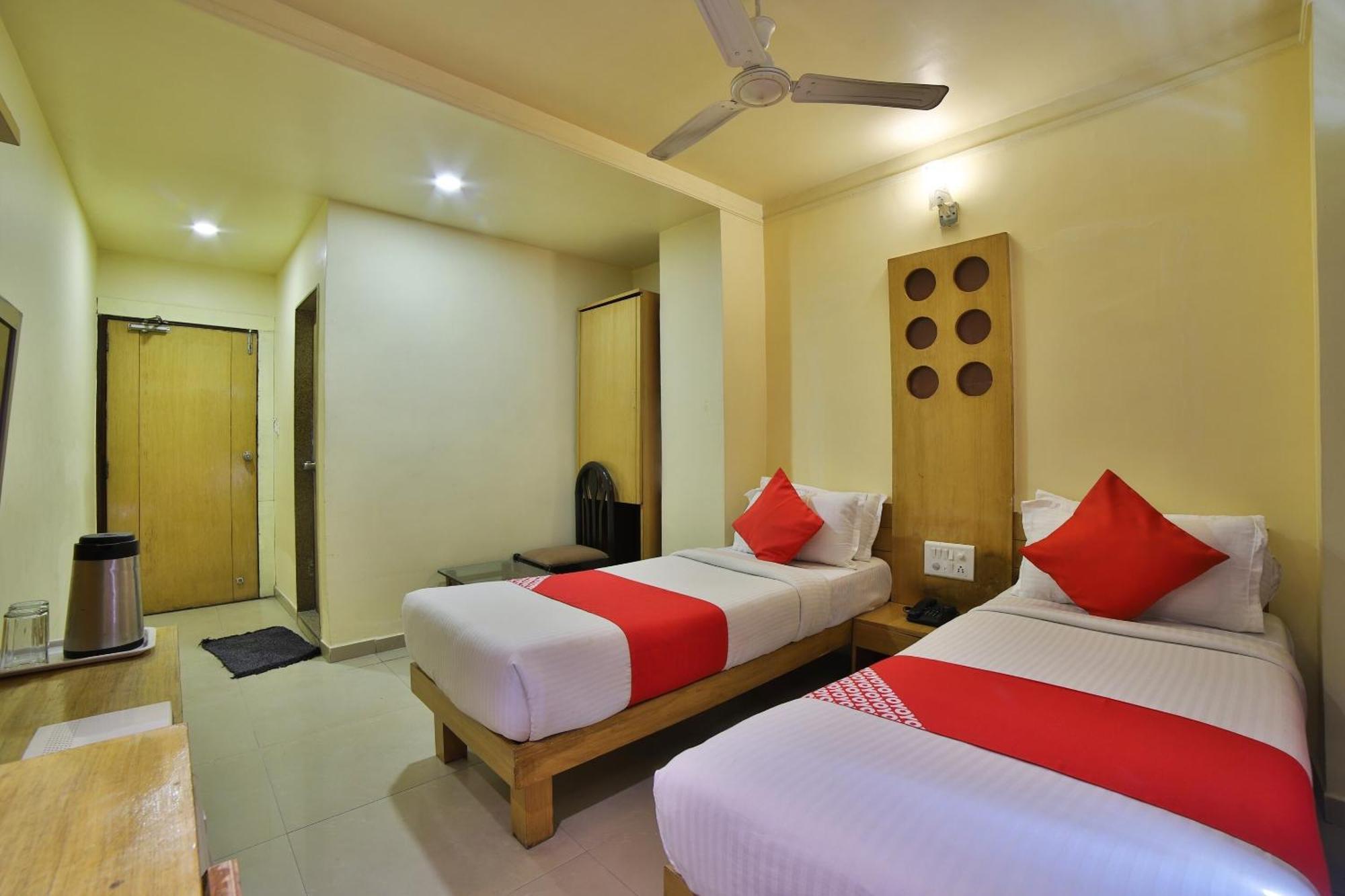 Capital O Kalash Residency Ahmedabad Esterno foto