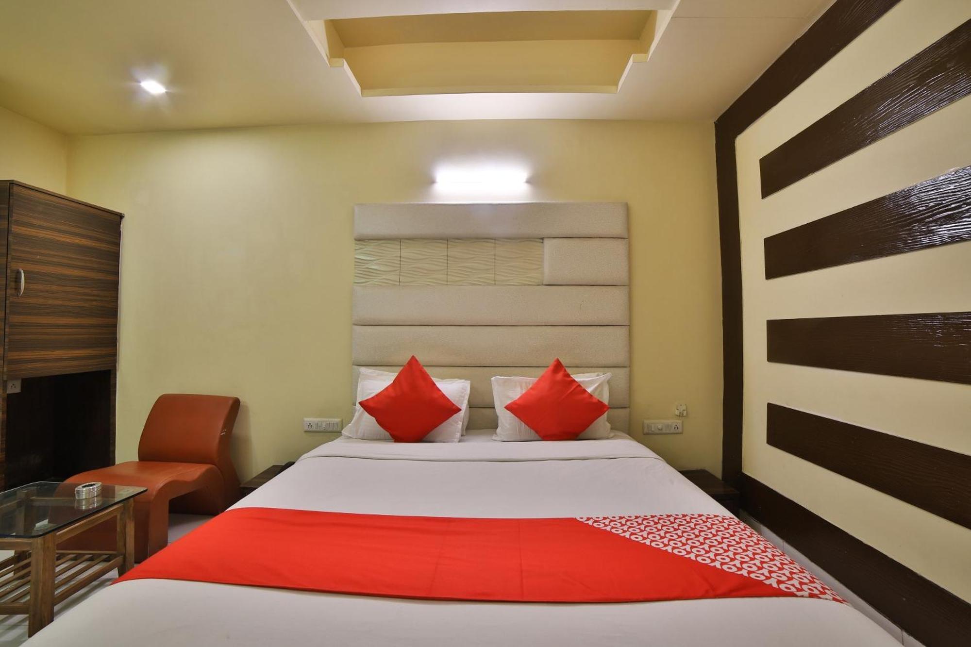 Capital O Kalash Residency Ahmedabad Esterno foto