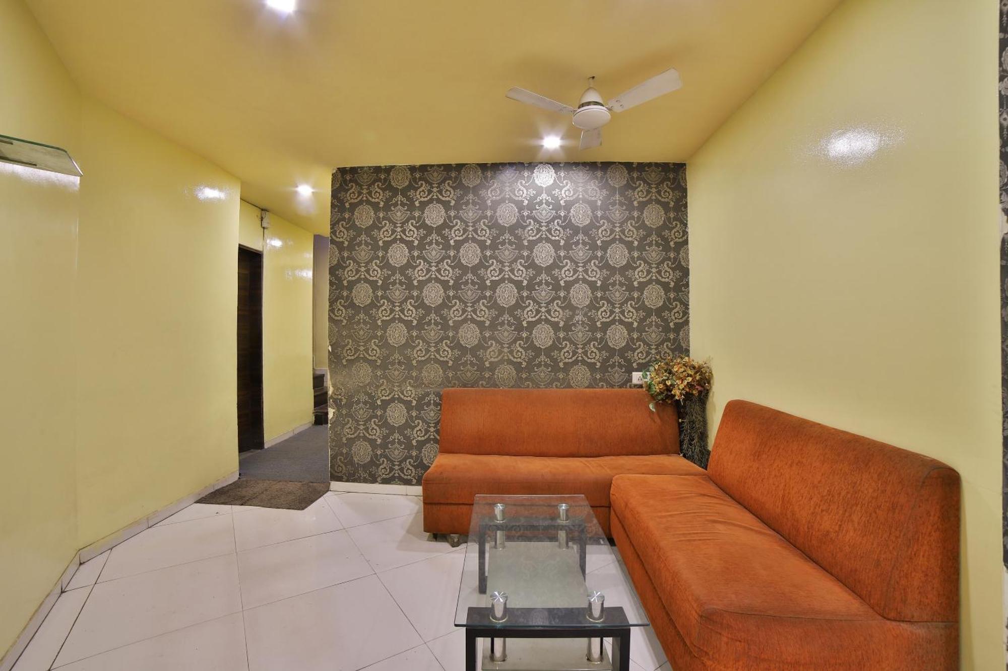 Capital O Kalash Residency Ahmedabad Esterno foto