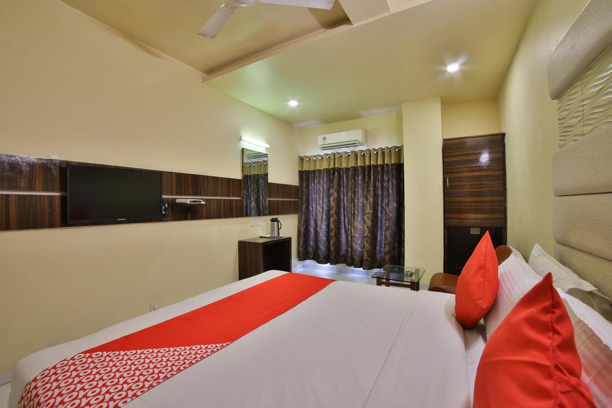Capital O Kalash Residency Ahmedabad Esterno foto