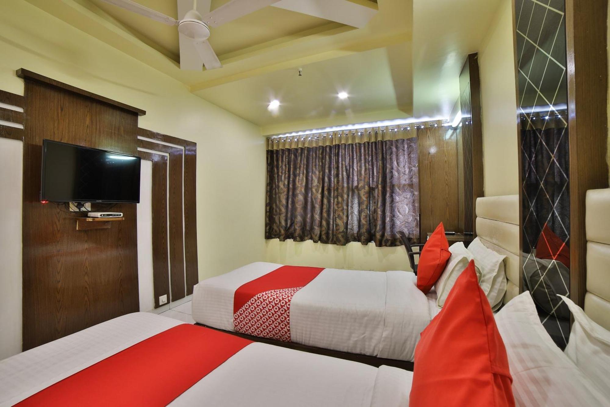 Capital O Kalash Residency Ahmedabad Esterno foto