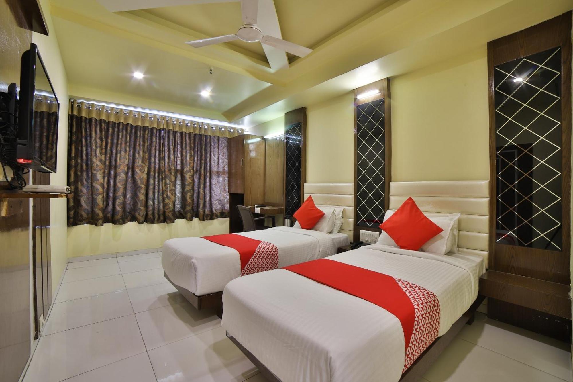 Capital O Kalash Residency Ahmedabad Esterno foto