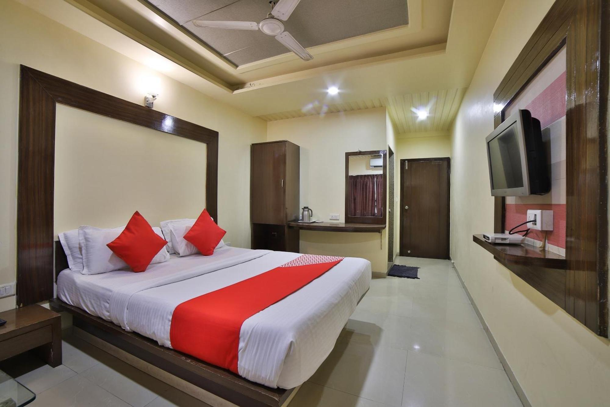 Capital O Kalash Residency Ahmedabad Esterno foto