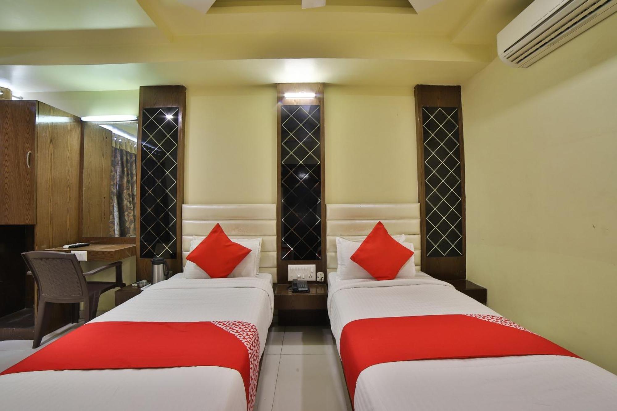 Capital O Kalash Residency Ahmedabad Esterno foto