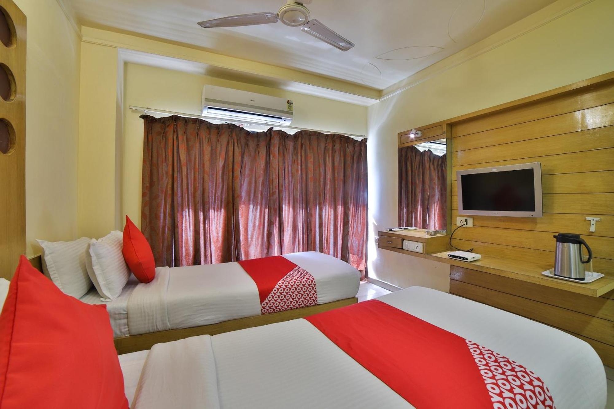 Capital O Kalash Residency Ahmedabad Esterno foto