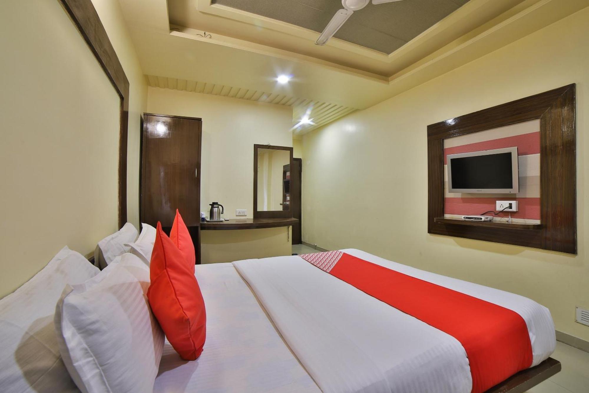 Capital O Kalash Residency Ahmedabad Esterno foto