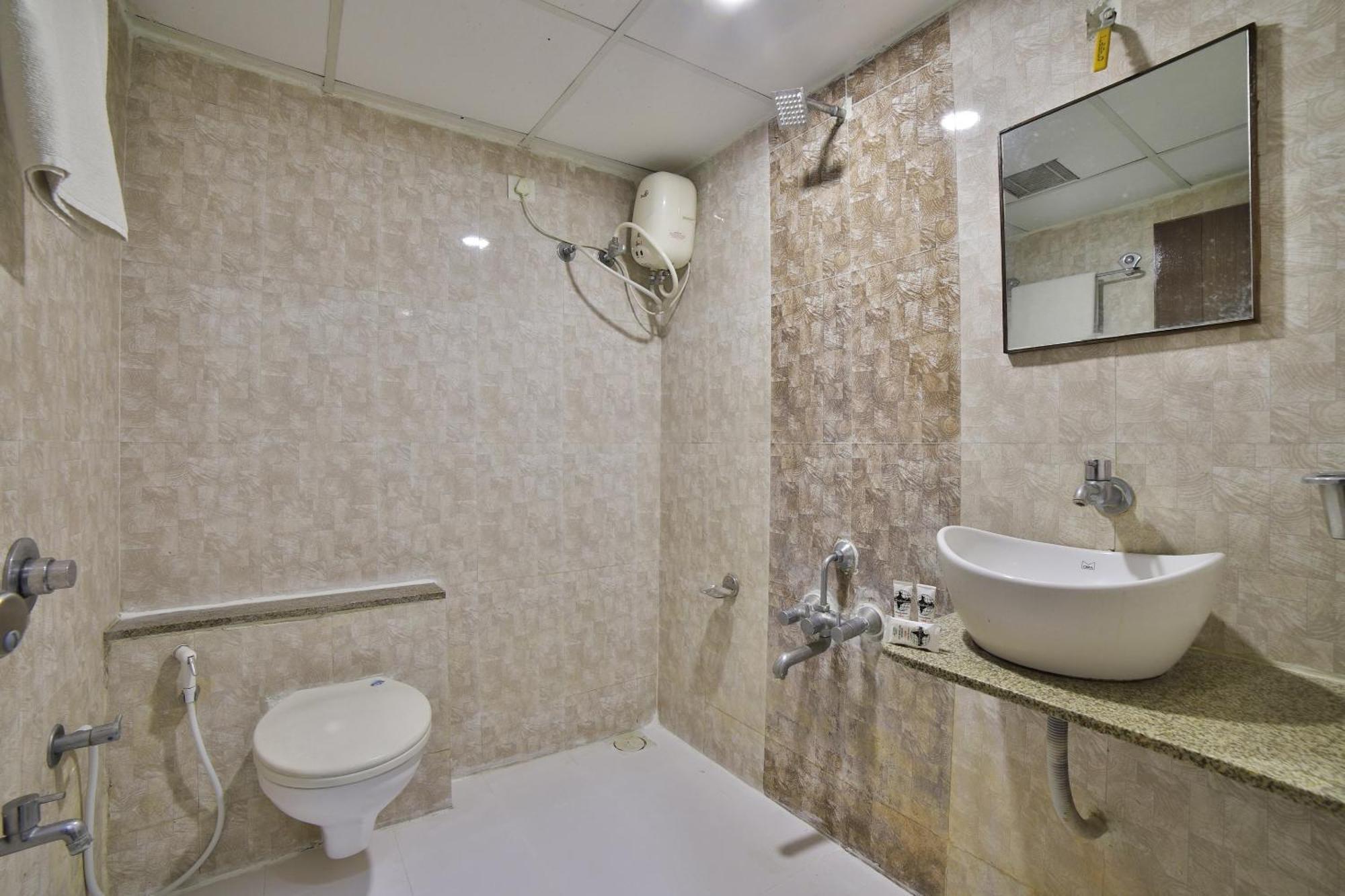 Capital O Kalash Residency Ahmedabad Esterno foto