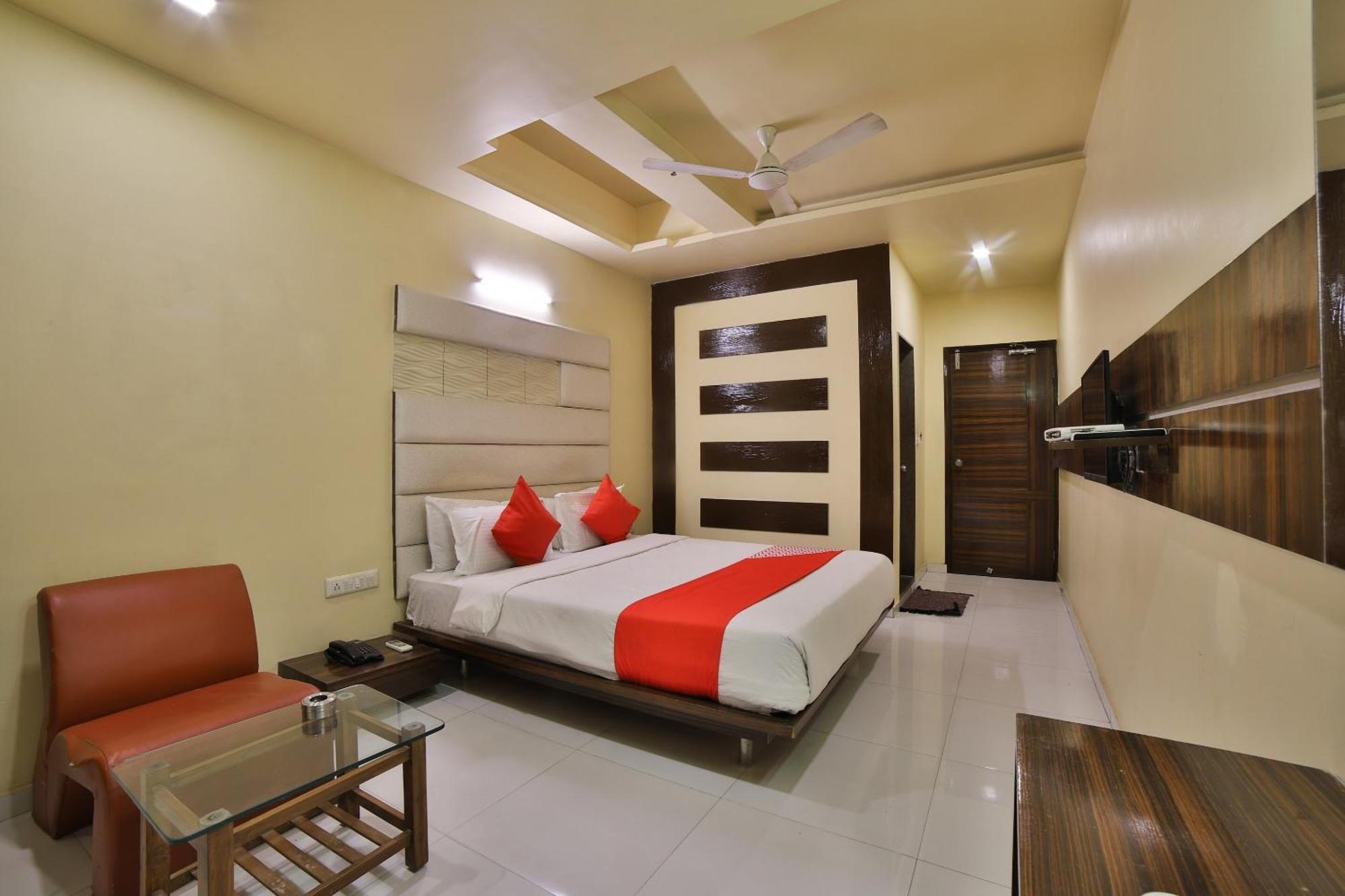 Capital O Kalash Residency Ahmedabad Esterno foto