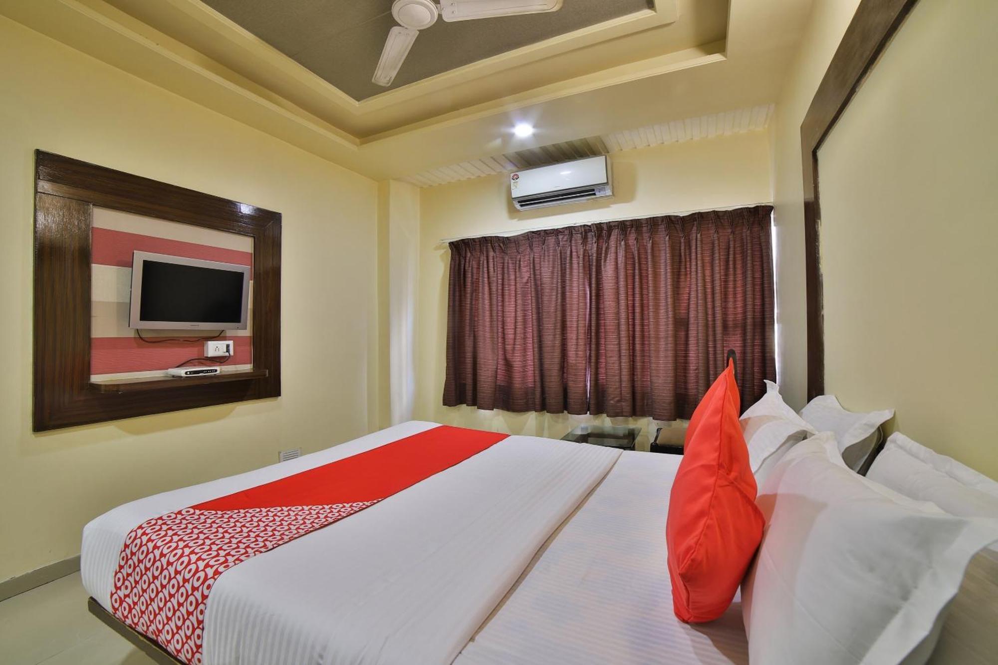 Capital O Kalash Residency Ahmedabad Esterno foto
